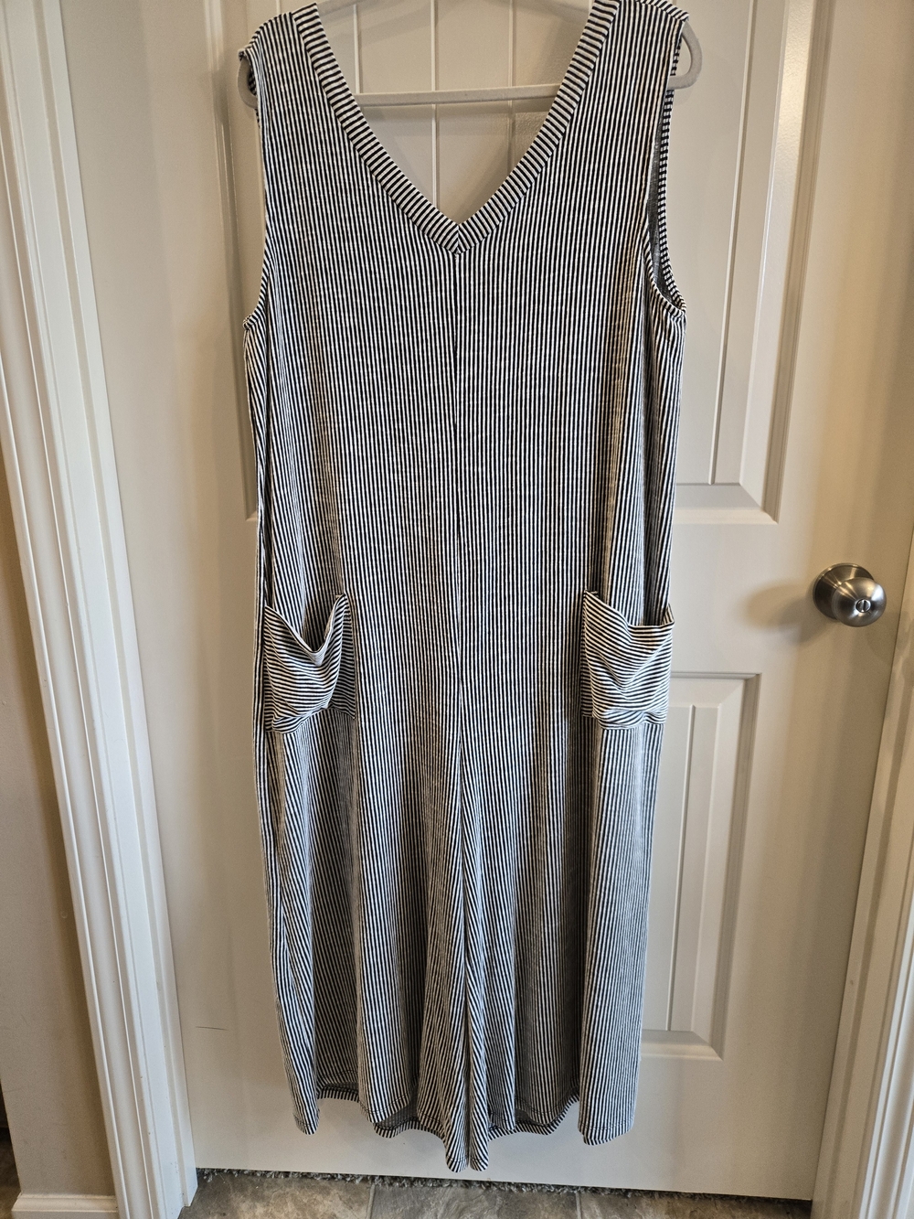 Sleeveless Black & White Striped V-Neck Jumpsuit with Front Pockets Size 3x